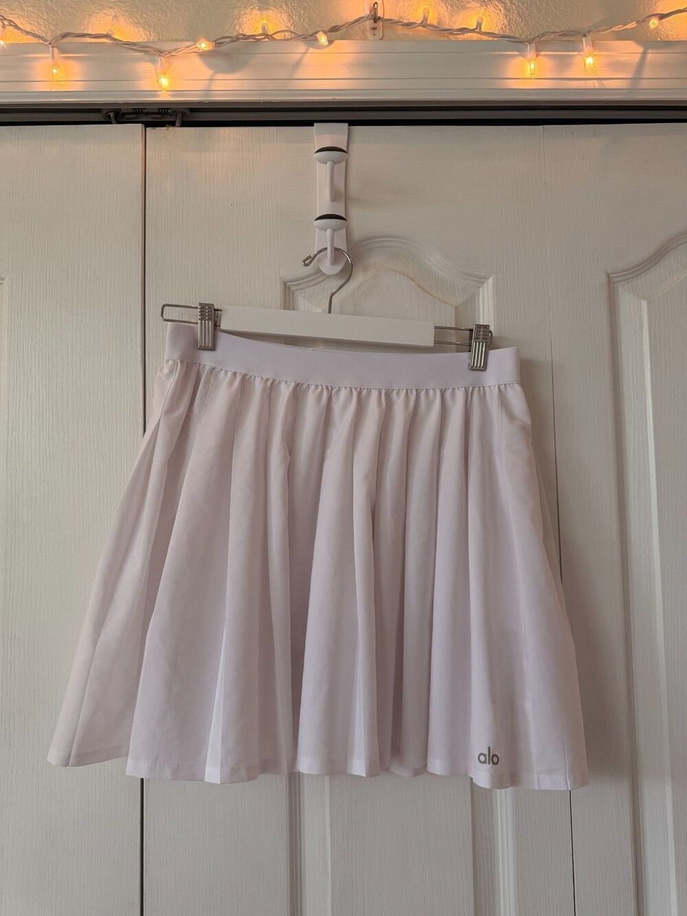Alo Yoga Varsity Pleated Mini Tennis Skort in White, Womens Large